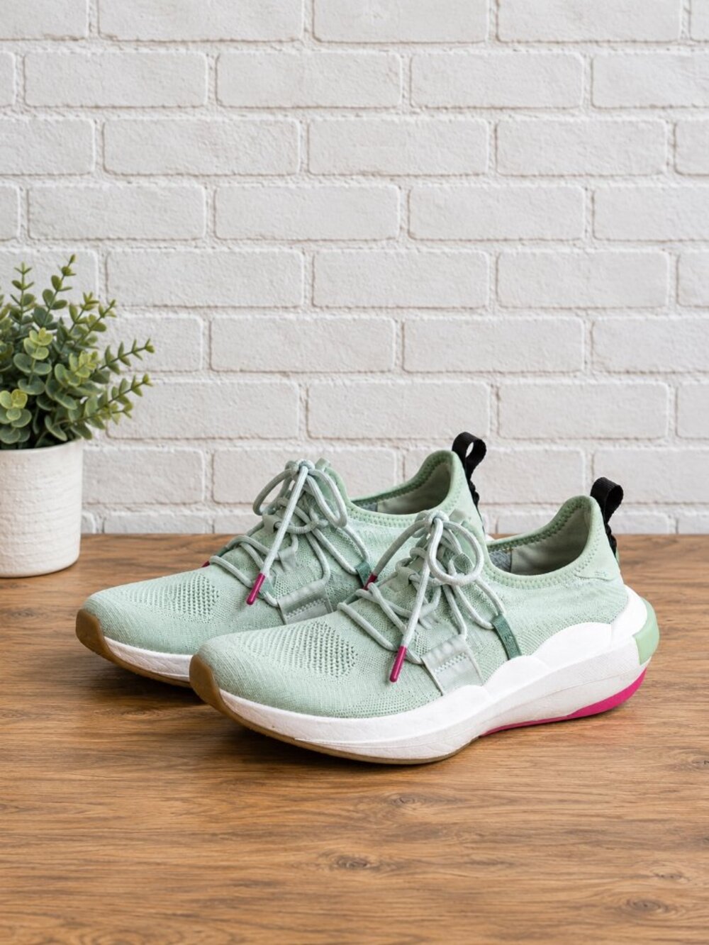 Share SOREL Explorer Defy Low Women’s Size 9 Green White Sneakers NL4817-390